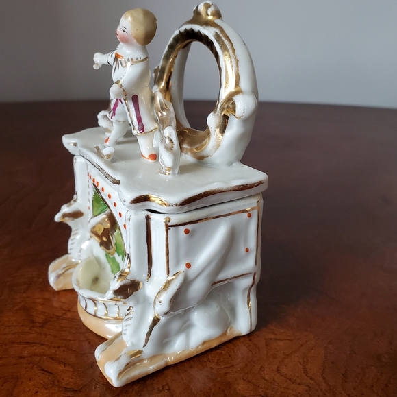 Vintage Staffordshire Fairing Trinket Box - Picture 2 of 8
